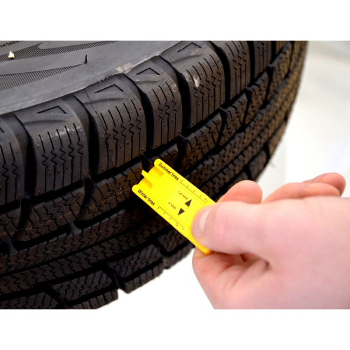 Parkovacie hodiny s meračom dezénu, škrabkou a žetónom